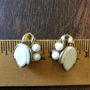 Vintage Jaycraft White Tulip Acrylic Gold Tone Screw On Earrings